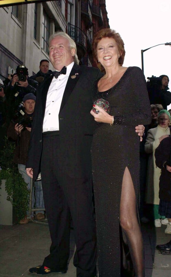 Cilla Black et Christopher Biggins à Londres le 18 février 2002. 