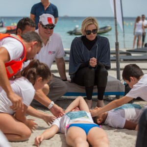 Exclusif - La princesse Charlene de Monaco, accompagnée par le prince Albert, prenait part à l'opération Water Safety, pour la prévention de la noyade menée le 23 juin 2015 en Corse par sa fondation, sur la plage de la Palombaggia.