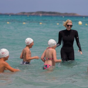 Exclusif - La princesse Charlene de Monaco, accompagnée par le prince Albert, prenait part à l'opération Water Safety, pour la prévention de la noyade menée le 23 juin 2015 en Corse par sa fondation, sur la plage de la Palombaggia.