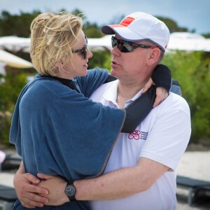 Exclusif - La princesse Charlene de Monaco, accompagnée par le prince Albert, prenait part à l'opération Water Safety, pour la prévention de la noyade menée le 23 juin 2015 en Corse par sa fondation, sur la plage de la Palombaggia.