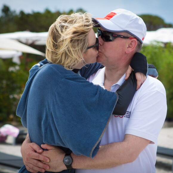 Exclusif - La princesse Charlene de Monaco, accompagnée par le prince Albert, prenait part à l'opération Water Safety, pour la prévention de la noyade menée le 23 juin 2015 en Corse par sa fondation, sur la plage de la Palombaggia.