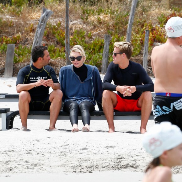 Exclusif - La princesse Charlene de Monaco entourée du plongeur en apnée Pierre Frolla et du surfeur américain Nic Lamb lors de l'opération Water Safety, pour la prévention de la noyade menée le 23 juin 2015 en Corse par sa fondation, sur la plage de la Palombaggia.