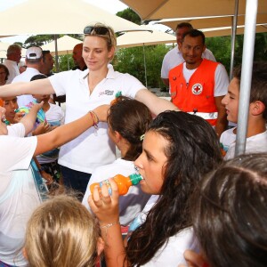 Exclusif - La princesse Charlene de Monaco lors de l'opération Water Safety, pour la prévention de la noyade menée le 23 juin 2015 en Corse par sa fondation, sur la plage de la Palombaggia.