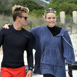 Exclusif - La princesse Charlene de Monaco avec le surfeur américain Nic Lamb lors de l'opération Water Safety, pour la prévention de la noyade menée le 23 juin 2015 en Corse par sa fondation, sur la plage de la Palombaggia.