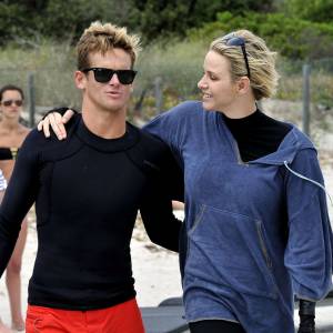 Exclusif - La princesse Charlene de Monaco avec le surfeur américain Nic Lamb lors de l'opération Water Safety, pour la prévention de la noyade menée le 23 juin 2015 en Corse par sa fondation, sur la plage de la Palombaggia.
