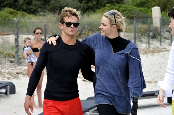 Exclusif - La princesse Charlene de Monaco avec le surfeur américain Nic Lamb lors de l'opération Water Safety, pour la prévention de la noyade menée le 23 juin 2015 en Corse par sa fondation, sur la plage de la Palombaggia.