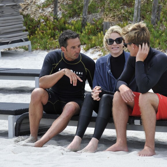 Exclusif - La princesse Charlene de Monaco entourée du plongeur en apnée Pierre Frolla et du surfeur américain Nic Lamb lors de l'opération Water Safety, pour la prévention de la noyade menée le 23 juin 2015 en Corse par sa fondation, sur la plage de la Palombaggia.