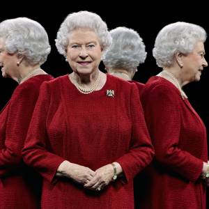 La reine Elizabeth II photographiée en 2013 à Windsor par Hugo Rittson Thomas dans le cadre du 60e anniversaire de sa fonction de colonel des Royal Scots Dragoon Guards. C'est l'un des étonnants portraits réalisés par le photographe britannique, qui met à l'honneur le Royal Household dans une exposition que présentera du 19 août au 19 septembre 2015 la galerie Eleven Fine Art, à Londres.