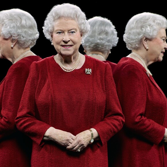 La reine Elizabeth II photographiée en 2013 à Windsor par Hugo Rittson Thomas dans le cadre du 60e anniversaire de sa fonction de colonel des Royal Scots Dragoon Guards. C'est l'un des étonnants portraits réalisés par le photographe britannique, qui met à l'honneur le Royal Household dans une exposition que présentera du 19 août au 19 septembre 2015 la galerie Eleven Fine Art, à Londres.