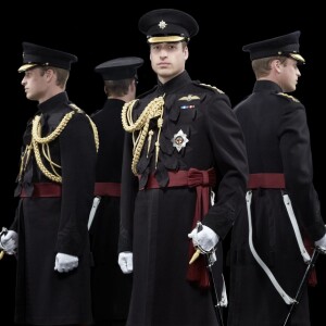 Le prince William photographié en mars 2013 par Hugo Rittson Thomas  en tenue des Irish Guards lors de la parade de la Saint Patrick. C'est l'un des étonnants portraits réalisés par le photographe britannique, qui met à l'honneur le Royal Household dans une exposition que présentera du 19 août au 19 septembre 2015 la galerie Eleven Fine Art, à Londres.