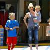 Gwen Stefani fait du shopping avec ses fils Kingston et Apollo à Sherman Oaks, le 28 juillet 2015.