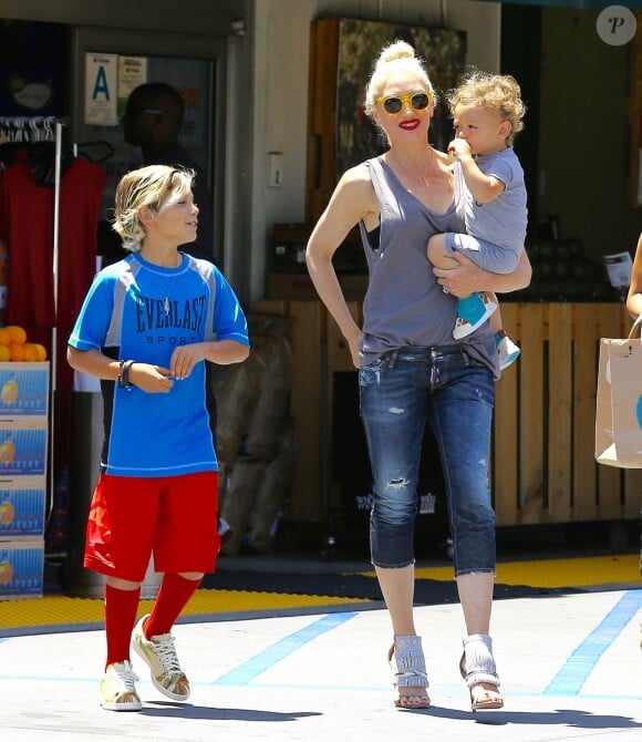 Gwen Stefani fait du shopping avec ses fils Kingston et Apollo à Sherman Oaks, le 28 juillet 2015.