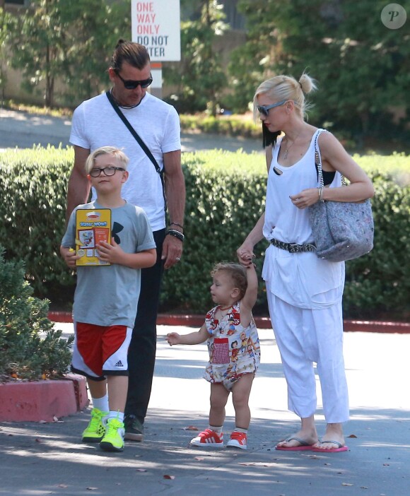 Gwen Stefani, son mari Gavin Rossdale et leurs enfants Kingston, Zuma et Apollo vont déjeuner au restaurant à l'occasion de la fête des pères à Los Angeles, le 21 juin 2015.