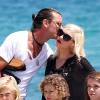 Gwen Stefani et son mari Gavin Rossdale arrivent en bateau au Club 55 à Saint-Tropez, le 1er août 2014.