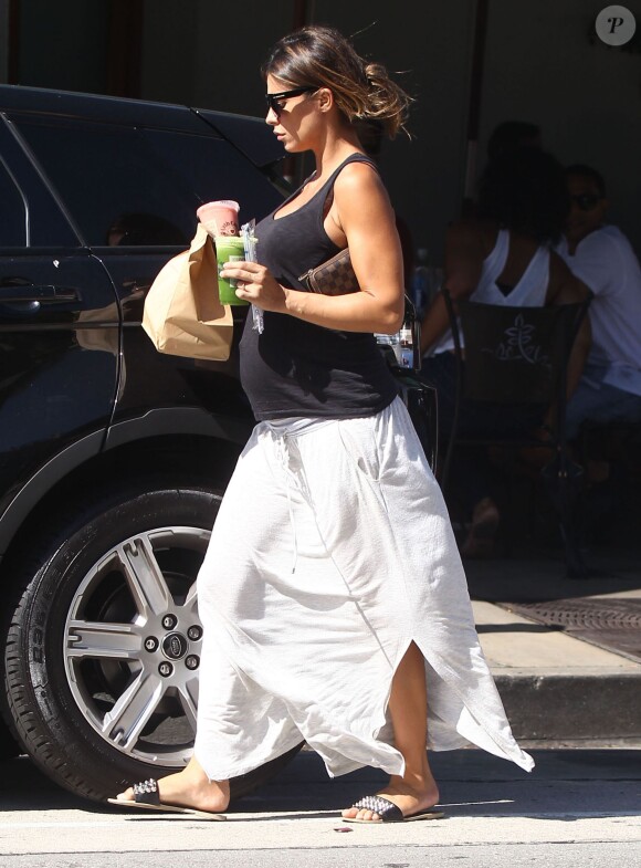 Elisabetta Canalis, enceinte, achète de la nourriture à emporter au restaurant "Urth Caffe" à West Hollywood, le 3 aout 2015