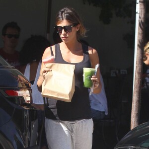 Elisabetta Canalis, enceinte, achète de la nourriture à emporter au restaurant "Urth Caffe" à West Hollywood, le 3 aout 2015