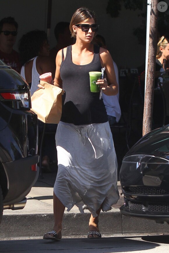 Elisabetta Canalis, enceinte, achète de la nourriture à emporter au restaurant "Urth Caffe" à West Hollywood, le 3 aout 2015