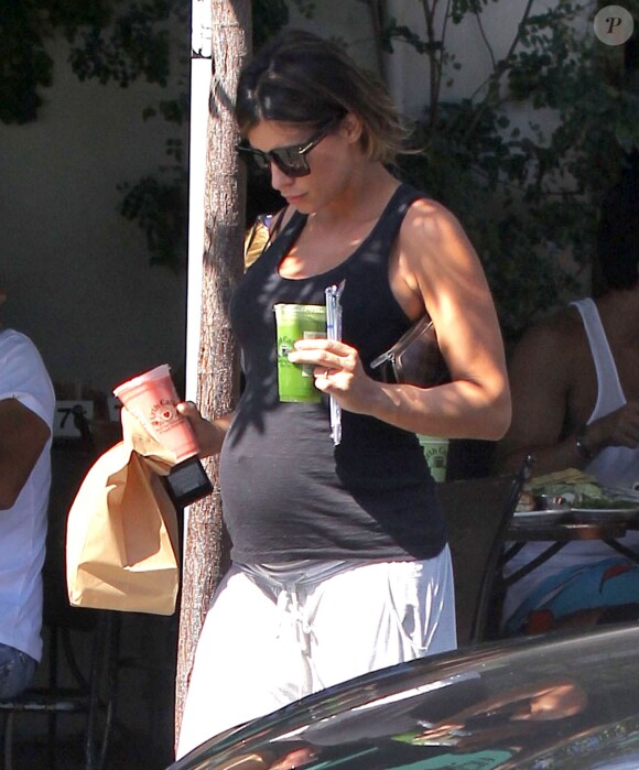 Elisabetta Canalis, enceinte, achète de la nourriture à emporter au restaurant "Urth Caffe" à West Hollywood, le 3 aout 2015