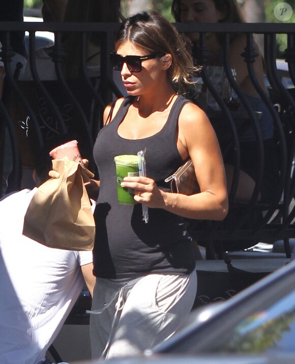 Elisabetta Canalis, enceinte, achète de la nourriture à emporter au restaurant "Urth Caffe" à West Hollywood, le 3 aout 2015