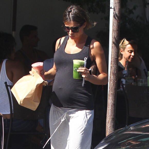 Elisabetta Canalis, enceinte, achète de la nourriture à emporter au restaurant "Urth Caffe" à West Hollywood, le 3 aout 2015