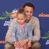 Stephen Curry et sa fille Riley lors des Nickelodeon Kids' Choice Sports Awards au Pauley Pavilion de UCLA à Los Angeles, le 16 juillet 2015