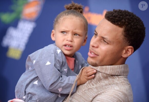 Stephen Curry et sa fille Riley lors des Nickelodeon Kids' Choice Sports Awards au Pauley Pavilion de UCLA à Los Angeles, le 16 juillet 2015
