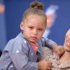 Stephen Curry et sa fille Riley lors des Nickelodeon Kids' Choice Sports Awards au Pauley Pavilion de UCLA à Los Angeles, le 16 juillet 2015
