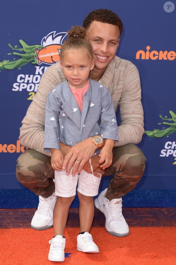 Stephen Curry et sa fille Riley lors des Nickelodeon Kids' Choice Sports Awards au Pauley Pavilion de UCLA à Los Angeles, le 16 juillet 2015