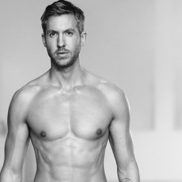 Calvin Harris, le nouveau boyfriend de Taylor Swift pose pour les dessous masculins Emporio Armani. Le couturier italien a diffusé une série de photos de la séance…  