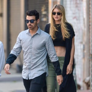 Joe Jonas et sa petite amie Gigi Hadid se rendent au concert de Taylor Swift à New York. Le couple a rejoint Nick Jonas en chemin. Le 11 juillet 2015 