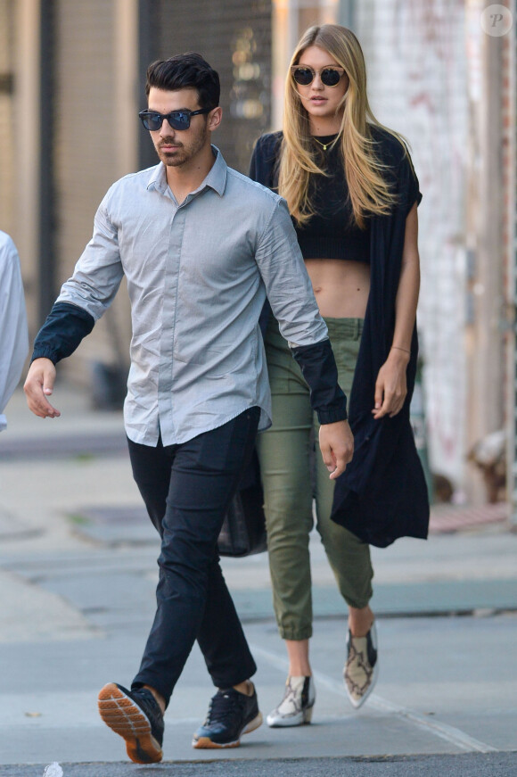 Joe Jonas et sa petite amie Gigi Hadid se rendent au concert de Taylor Swift à New York. Le couple a rejoint Nick Jonas en chemin. Le 11 juillet 2015 