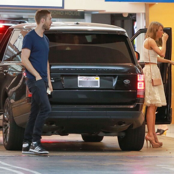 Exclusif - Taylor Swift et son petit-ami Calvin Harris rejoignent Gigi Hadid, Joe Jonas, Jessica Alba, les soeurs Haim (Danielle, Este, Alana), et d'autres amis à la "Soho House" avant d'aller déjeuner au "Plan Check Kitchen and Bar" à Hollywood, le 15 juin 2015. Situation bizarre pour Taylor Swift? 