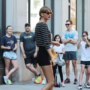 Taylor Swift, Gigi Hadid et Martha Hunt à la sortie d'un appartement à New York, le 30 mai 2015 