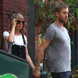 Taylor Swift et son petit-ami Calvin Harris sortent d'un restaurant à New York, le 28 mai 2015.  