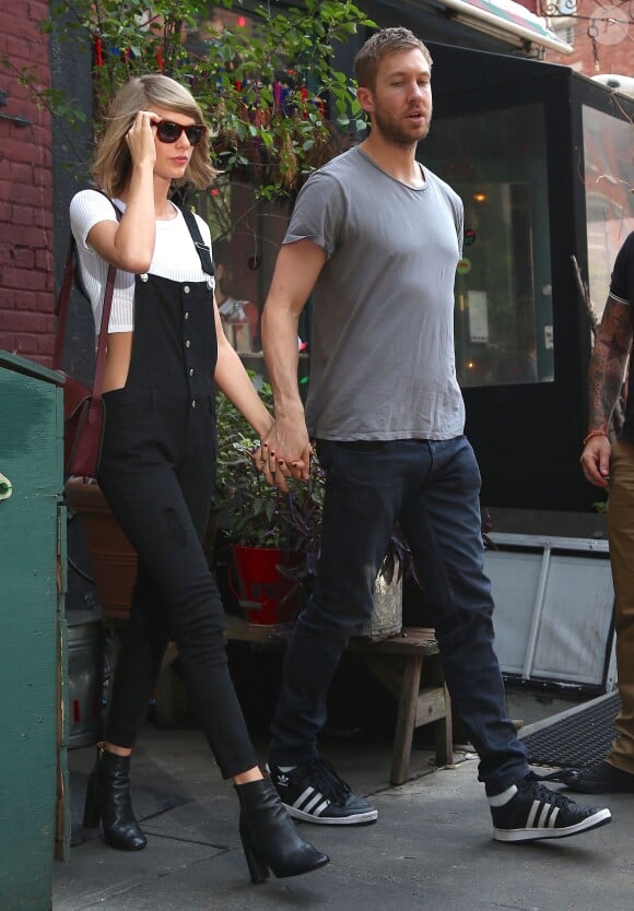 Taylor Swift et son petit-ami Calvin Harris sortent d'un restaurant à New York, le 28 mai 2015.  