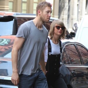 Taylor Swift et son petit-ami Calvin Harris sortent d'un restaurant à New York, le 28 mai 2015. 