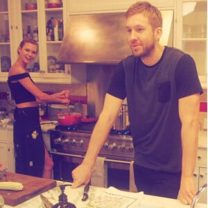 Taylor Swift a posté une photo sur les réseaux sociaux de son petit-ami Calvin Harris et sa meilleure copine Karlie Kloss / aout 2015