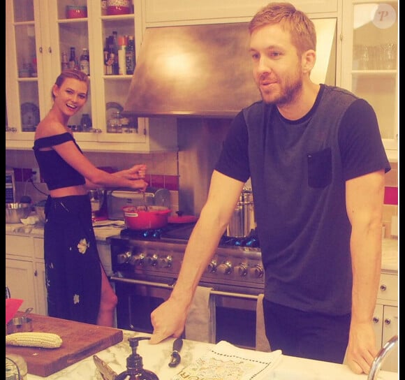 Taylor Swift a posté une photo sur les réseaux sociaux de son petit-ami Calvin Harris et sa meilleure copine Karlie Kloss / aout 2015