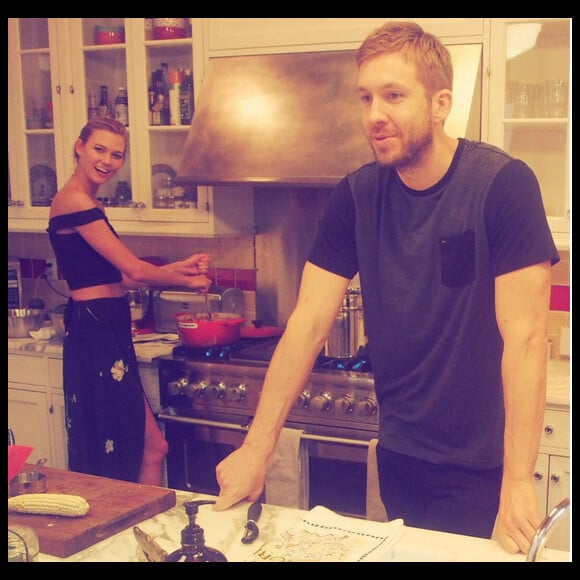 Taylor Swift a posté une photo sur les réseaux sociaux de son petit-ami Calvin Harris et sa meilleure copine Karlie Kloss / aout 2015