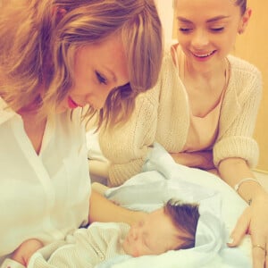 Taylor Swift a posté une photo sur les réseaux sociaux d'elle en compagnie de Jaime King et son deuxième enfant, un petit garçon dont elle est la marraine.