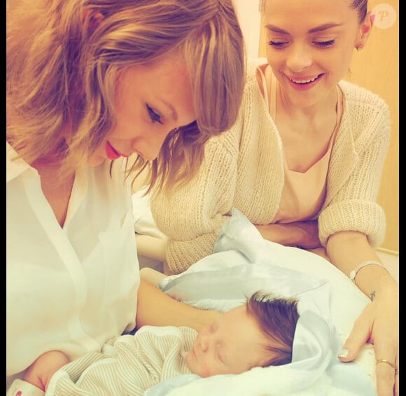 Taylor Swift a posté une photo sur les réseaux sociaux d'elle en compagnie de Jaime King et son deuxième enfant, un petit garçon dont elle est la marraine.