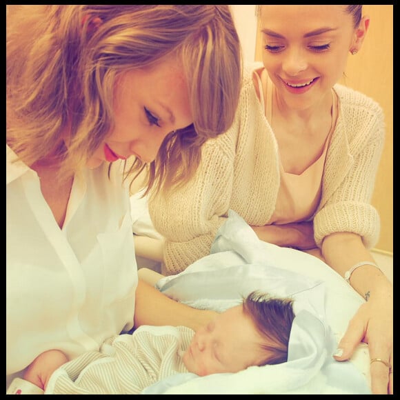 Taylor Swift a posté une photo sur les réseaux sociaux d'elle en compagnie de Jaime King et son deuxième enfant, un petit garçon dont elle est la marraine.