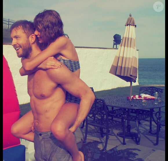 Taylor Swift a posté une photo sur les réseaux sociaux avec son petit-ami Calvin Harris / juillet 2015