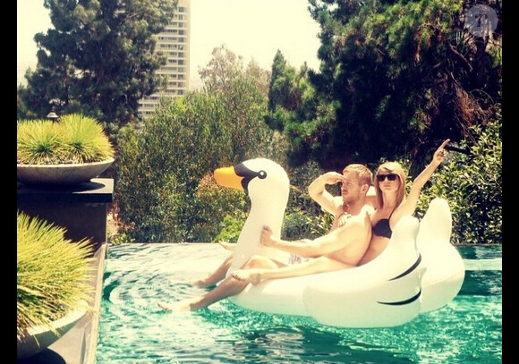 Taylor Swift a posté une photo sur les réseaux sociaux avec son amoureux Calvin Harris / juin 2015