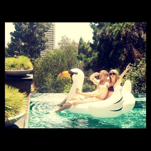 Taylor Swift a posté une photo sur les réseaux sociaux avec son amoureux Calvin Harris / juin 2015