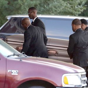 Arrivée du cercueil de Bobbi Kristina pour ses obsèques en l'église St James de Alpharetta , le 1er août 2015. La fille de Whitney Houston, Bobbi Kristina est décédée dimanche dernier.  