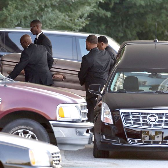 Arrivée du cercueil de Bobbi Kristina pour ses obsèques en l'église St James de Alpharetta , le 1er août 2015. La fille de Whitney Houston, Bobbi Kristina est décédée dimanche dernier.  