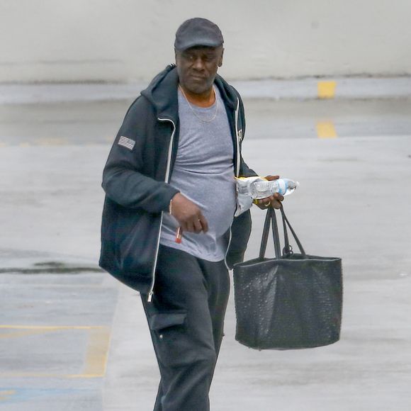 Exclusif - Bobby Brown, stressé, va rendre visite à sa fille Bobby Kristina Brown avec d'autres membres de la famille au centre médical DeKalb à Decatur, le 20 avril 2015.  