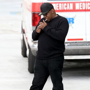 Exclusif - Bobby Brown, stressé, va rendre visite à sa fille Bobby Kristina Brown avec d'autres membres de la famille au centre médical DeKalb à Decatur, le 20 avril 2015 