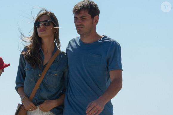 Iker Casillas et sa belle Sara Carbonero sur le front de mer à Porto, le 30 juillet 2015